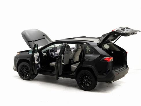 Used 2025 Toyota RAV4 XLE Premium image 28