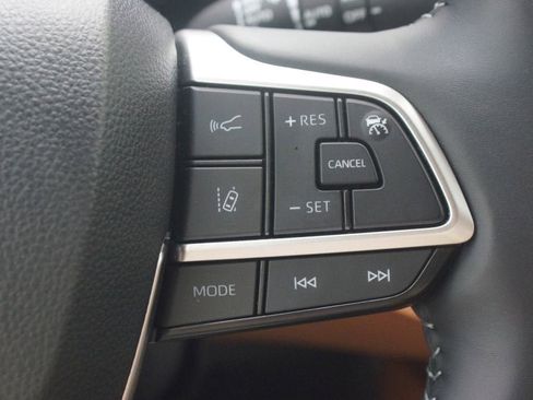 Used 2025 Toyota Highlander Platinum AWD/4WD image 11