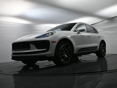 Certified 2024 Porsche Macan image 42