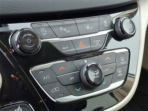 Used 2023 Chrysler Pacifica Touring-L image 13