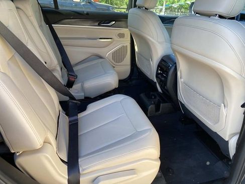 Used 2023 Jeep Grand Cherokee L Limited w/ Luxury Tech Group II AWD/4WD image 19