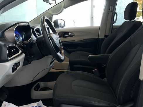 Used 2022 Chrysler Voyager LX image 7