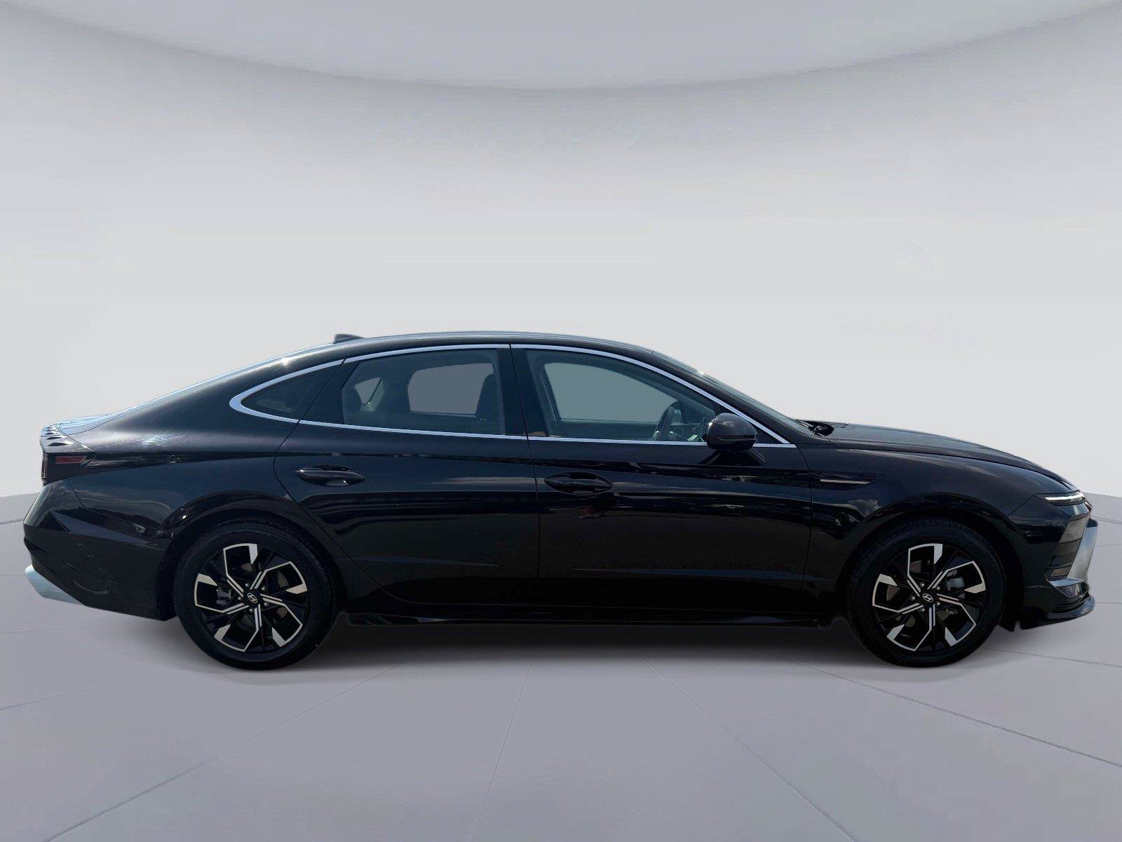 Used 2024 Hyundai Sonata SEL FWD image 2