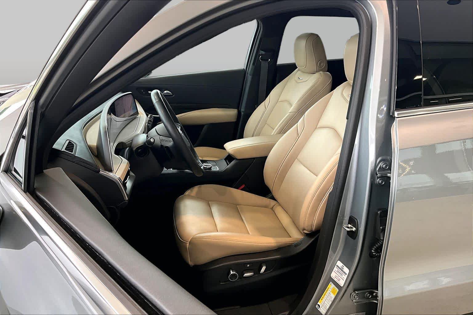 Used 2024 Cadillac XT4 Premium Luxury FWD image 7