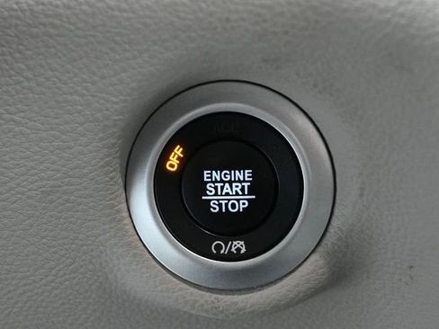 Used 2024 Chrysler Pacifica Limited FWD image 15