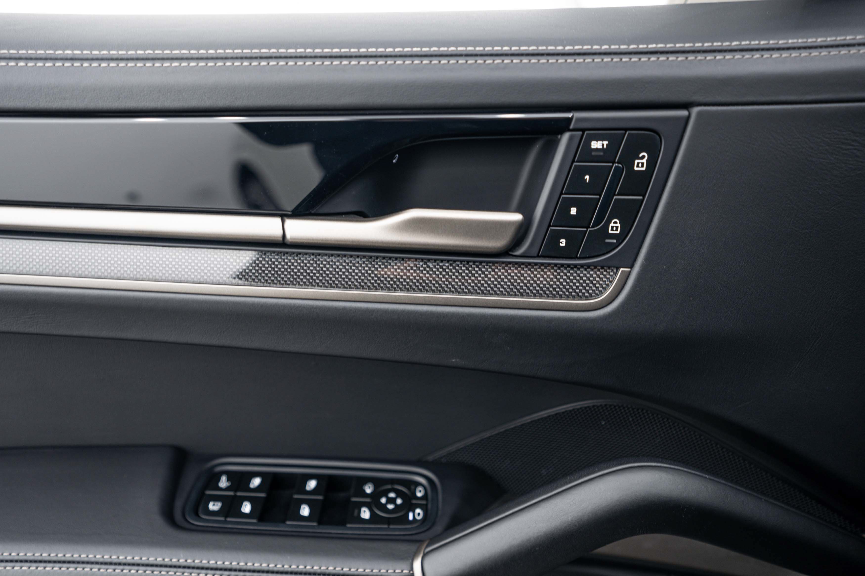 Certified 2025 Porsche Cayenne Turbo AWD/4WD image 19
