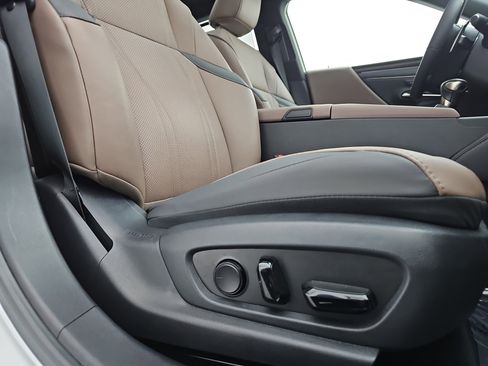 Used 2024 Lexus ES 350 Ultra Luxury w/ Accessory Package (Z1) image 17