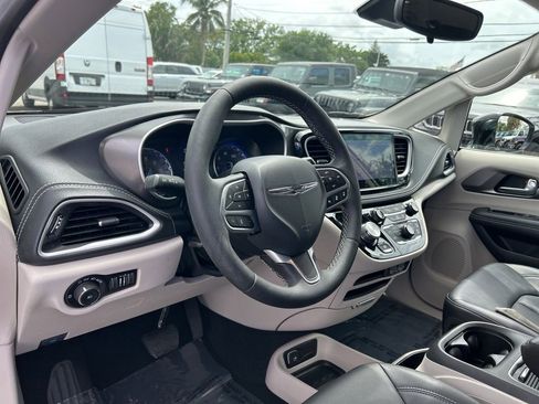 Used 2024 Chrysler Pacifica Touring-L image 10