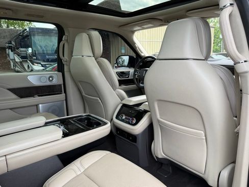 Used 2019 Lincoln Navigator Reserve AWD/4WD image 23