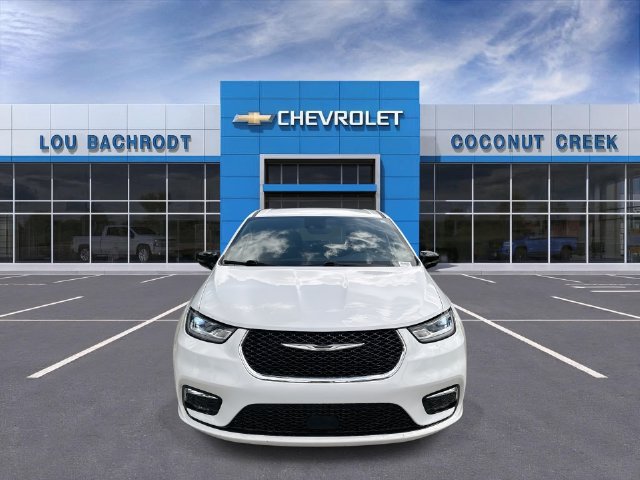 Used 2024 Chrysler Pacifica Touring FWD image 3