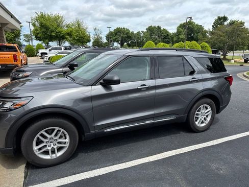 Used 2025 Ford Explorer Active RWD image 3