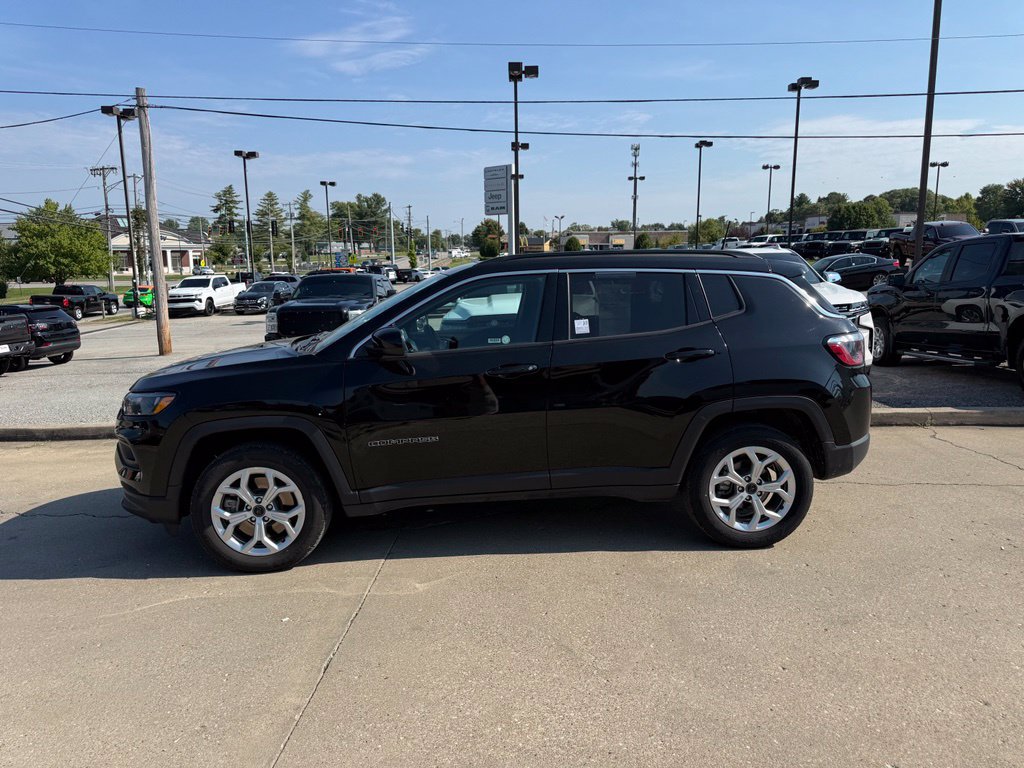 Used 2025 Jeep Compass Latitude w/ Sun & Sound Group AWD/4WD image 9