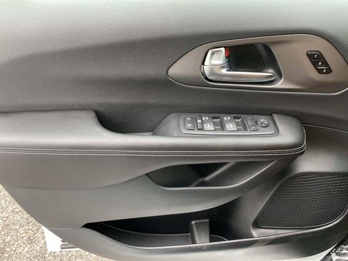 New 2027 Chrysler Pacifica Select FWD image 15