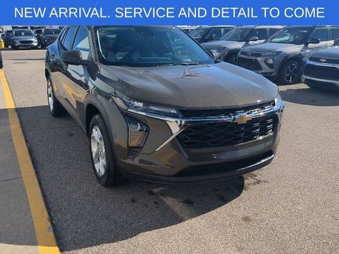 Used 2024 Chevrolet Trax LS w/ LS Convenience Package FWD image 10