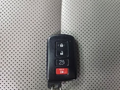 Used 2018 Toyota Highlander Limited Platinum image 32