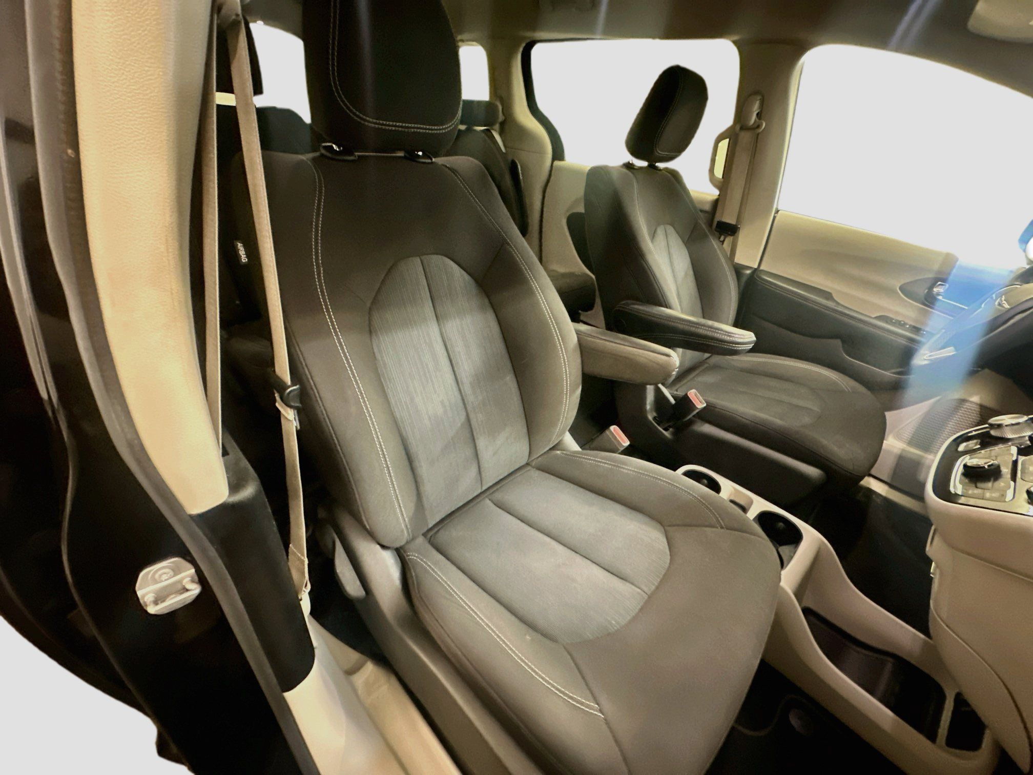 Used 2023 Chrysler Voyager LX FWD image 33