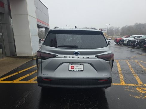 Used 2025 Toyota Sienna XLE image 4