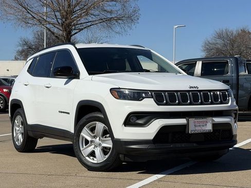 Used 2022 Jeep Compass Latitude image 2