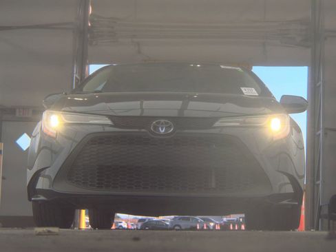 Used 2022 Toyota Corolla LE image 4