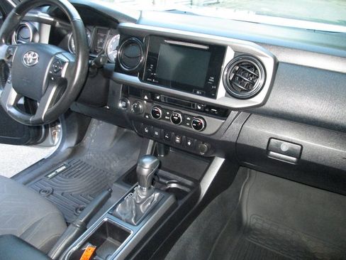 Used 2016 Toyota Tacoma TRD Off-Road w/ Premium & Technology Package AWD/4WD image 22