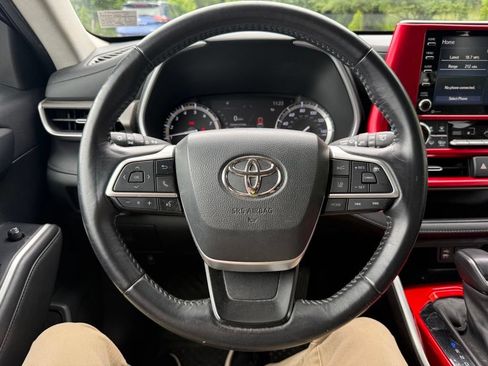 Used 2022 Toyota Highlander XLE AWD/4WD image 11