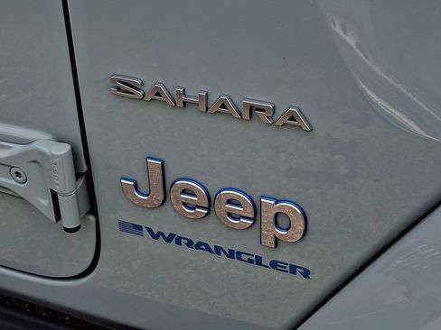 Used 2023 Jeep Wrangler Unlimited Sahara w/ Cold Weather Group AWD/4WD image 10