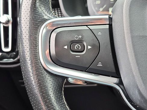 Used 2019 Volvo XC40 T5 R-Design AWD/4WD image 17