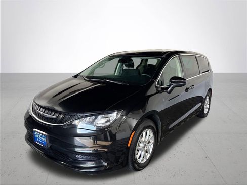 Used 2023 Chrysler Voyager LX FWD image 2