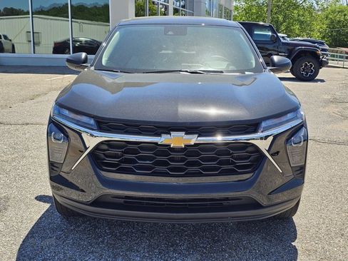 Used 2026 Chevrolet Trax LS FWD image 3