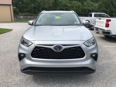 Used 2022 Toyota Highlander XLE AWD/4WD image 3