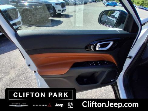 Certified 2025 Jeep Compass Limited w/ Elite Group AWD/4WD image 9