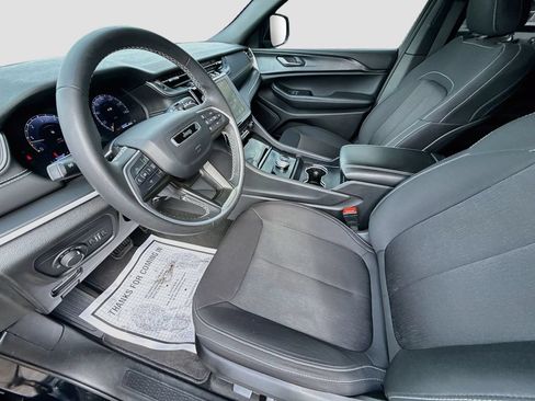 Used 2025 Jeep Grand Cherokee Laredo RWD image 27