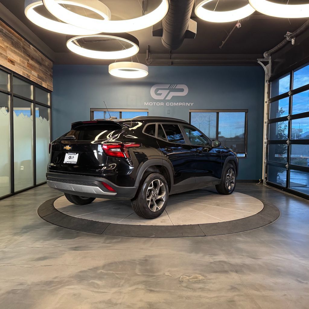 Used 2025 Chevrolet Trax LT w/ LT Convenience Package FWD image 3