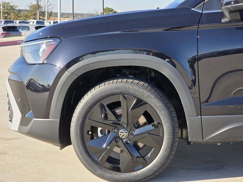 New 2026 Volkswagen Taos SE FWD image 5