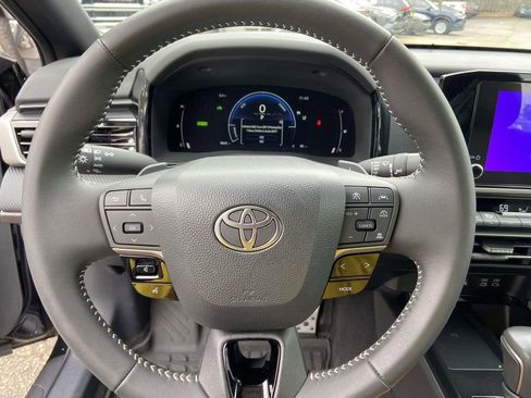 Used 2025 Toyota Camry SE image 33