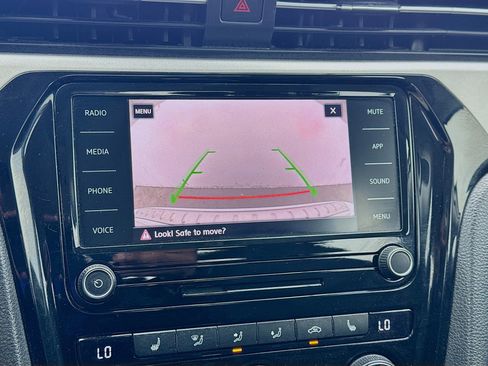 Used 2022 Volkswagen Passat 2.0T SE FWD image 10