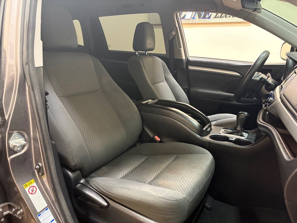 Used 2018 Toyota Highlander LE AWD/4WD image 22