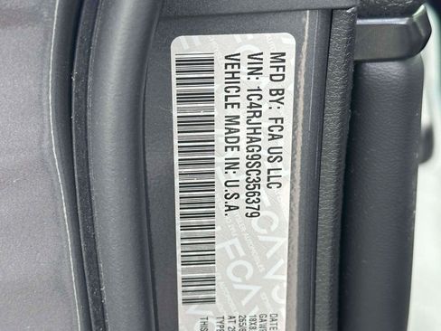 Used 2025 Jeep Grand Cherokee 4WD image 18