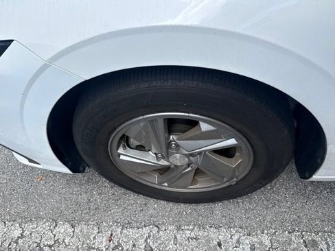 Certified 2025 Hyundai Elantra SE FWD image 10