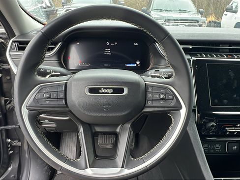 Used 2024 Jeep Grand Cherokee Laredo image 25