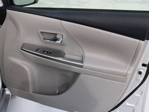 Used 2017 Toyota Prius V Five image 17