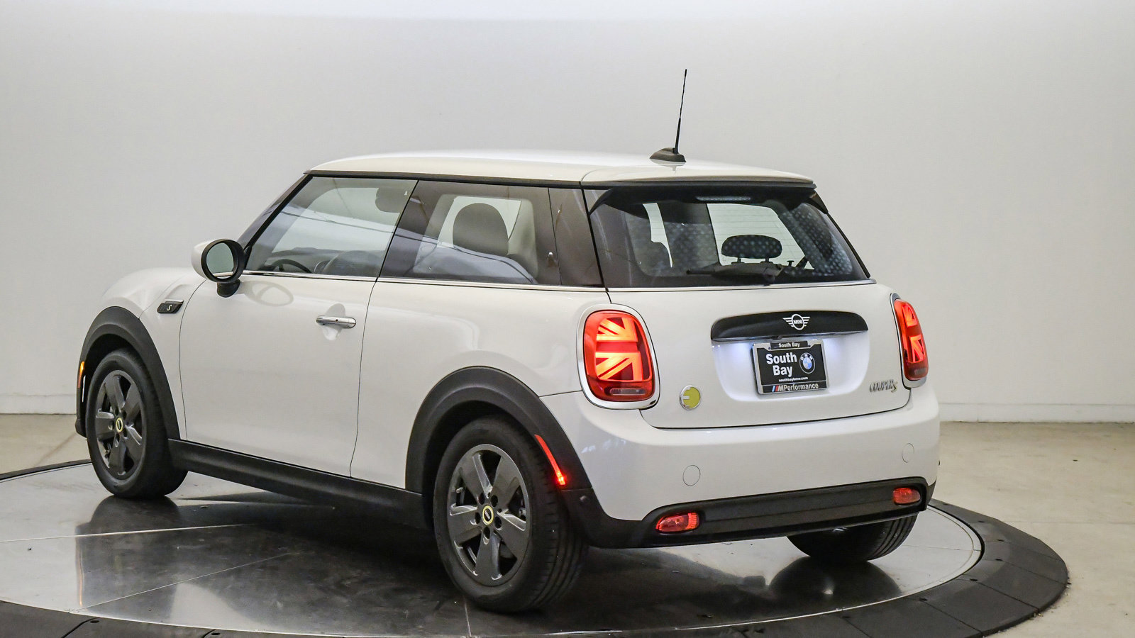 Used 2024 MINI Cooper SE FWD image 2
