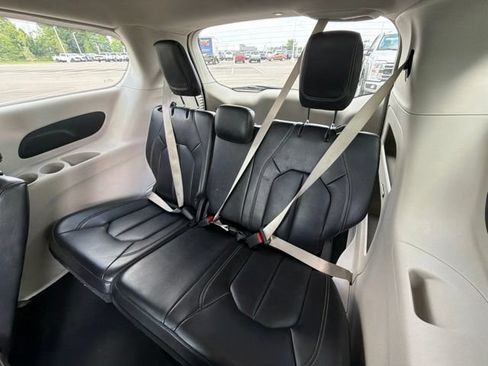 Used 2023 Chrysler Pacifica Touring-L FWD image 16