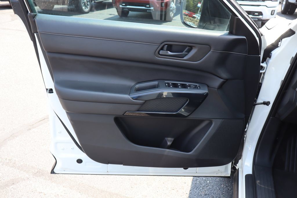 Used 2023 Nissan Pathfinder S AWD/4WD image 24