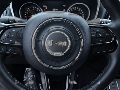 Used 2018 Jeep Compass Latitude w/ Popular Equipment Group FWD image 21