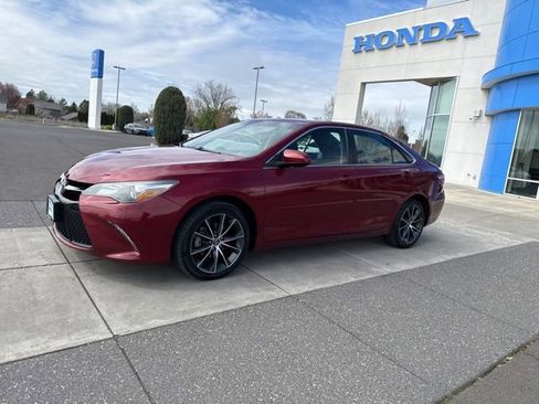 Used 2017 Toyota Camry XSE w/ Moonroof Package FWD image 12