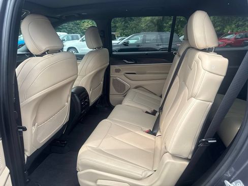 Used 2025 Jeep Grand Cherokee L Limited w/ Luxury Tech Group II AWD/4WD image 24