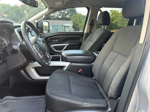 Used 2019 Nissan Titan SV w/ SV Convenience Package AWD/4WD image 10