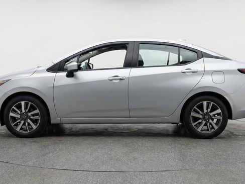 Used 2025 Nissan Versa SV image 5