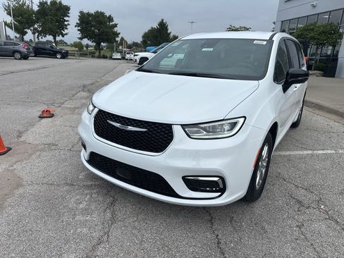 New 2026 Chrysler Pacifica Select image 12